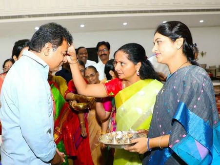 టీఆర్ఎస్ అంటే: బాధ్యతలు స్వీకరించిన కేటీఆర్‌కు హరీష్ ఆలింగనం, తిలకం దిద్దిన కవిత