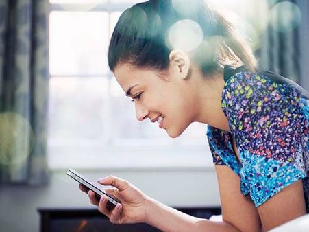 బంపరాఫర్: ఏడాది పాటు స్మార్ట్‌ఫోన్ వాడకుంటే రూ.72 లక్షలు, దరఖాస్తు ఎప్పుడు? షరతులు ఇవీ