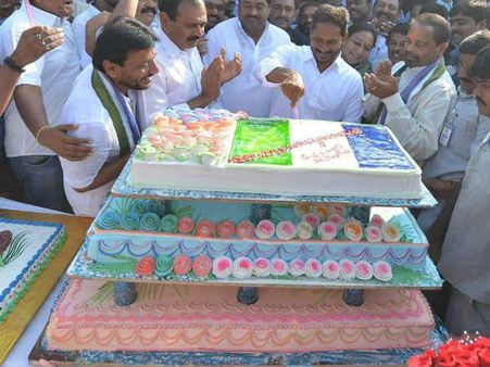తెలుగు రాష్ట్రాల్లో జగన్ పుట్టినరోజు వేడుకలు: టెక్కలిలో భారీ కేక్ కట్ చేసిన ఏపీ ప్రతిపక్షనేత