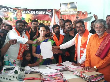 శబరిమల ఘటనపై నిరసన.. అయ్యప్ప భక్తుల కాలినడక..!