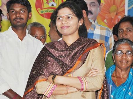 అఖిల అడుగులు జ‌న‌సేన వైపేనా..! : సీయం టూర్ కు దూరం : అనుస‌రించేదెవ‌రు..!