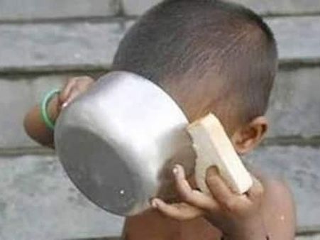 ఘోరం: ఆకలిని తట్టుకోలేక పురుగుల మందు తాగిన చిన్నారులు