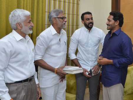 వైసీపీలోకి దగ్గుబాటి: హితేష్‌కు ఆదిలోనే షాక్, ఎన్నికల్లో పోటీకి అదే అడ్డంకి, పౌరసత్వం రద్దయితేనే