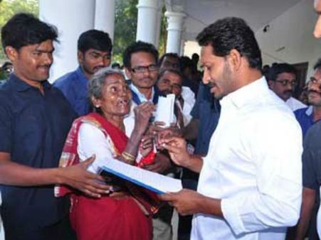 తెల్ల‌వారు జాము చ‌ర్చ‌లు :జ‌గ‌న్ తేల్చిందేంటి : 2014 కాదు.. 2019 అంటూ సీరియ‌స్‌..!