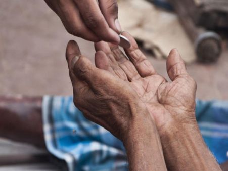 తహసీల్దారా..? అడ్డ గాడిదా..? వ్రుద్ద దంప‌తుల‌తో బిక్షమెత్తించిన వైనం..!!