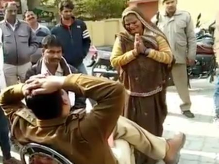 వృద్ధురాలు విలపిస్తూ విజ్ఞప్తి చేసినా, మనసు కరగని పొగరుబోతు ఇన్‌స్పెక్టర్, బదలీ