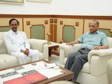 తెలంగాణ కేబినెట్ విస్తరణ ఎప్పుడంటే: గవర్నర్‌తో కేసీఆర్, జానారెడ్డితో ఆలింగనం