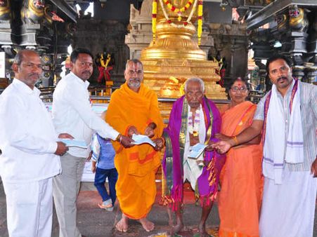 భద్రాద్రి రాముడికి ఆంధ్రా భక్తుడి భారీ కానుకలు