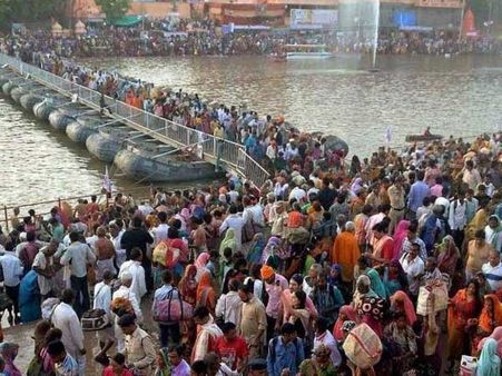 భక్తులతో కిటకిటలాడిన ప్రయాగరాజ్ కుంభమేళ, పుణ్యస్నానాలు ఆచరించేందుకు భారీగా హాజరు