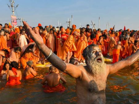 45 రోజుల ఆధ్యాత్మిక వేడుక... కుంభమేళాకు క్యూ కట్టిన భక్తులు