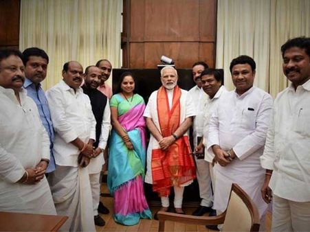 భారీ మెజార్టీతో గెలిచారు కానీ: టీఆర్ఎస్ ఎంపీలతో ప్రధాని మోడీ సరదాగా ఏమన్నారంటే