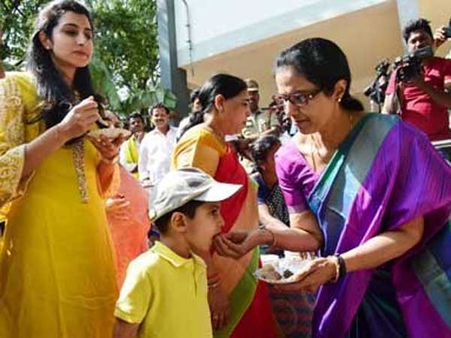 నారావారి ప‌ల్లెలో సంక్రాంతి సంబ‌రాలు, ముఖ్య‌మంత్రి కుటుంబం సంద‌డి: భోగి వేడుక‌లతో ప్రారంభం..