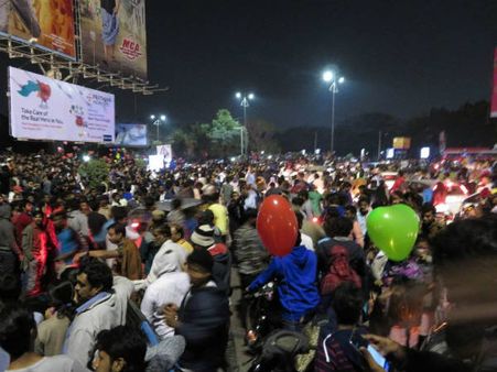 అంబ‌రాన్నంటిన సంబ‌రాలు..! కోటి ఆశ‌ల‌తో కొత్త సంవ‌త్స‌రానికి స్వాగ‌తం ప‌లికిన ప్ర‌జానికం..!!