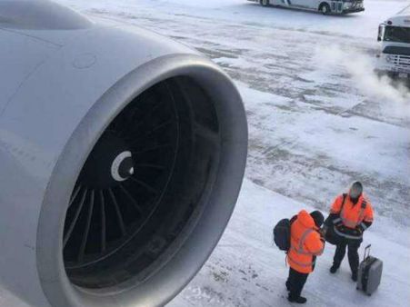 16గం.ల పాటు చలికి వణుకుతూ, ఎటూ వెళ్లలేని పరిస్థితుల్లో విమానంలోనే 250 మంది ప్రయాణీకులు