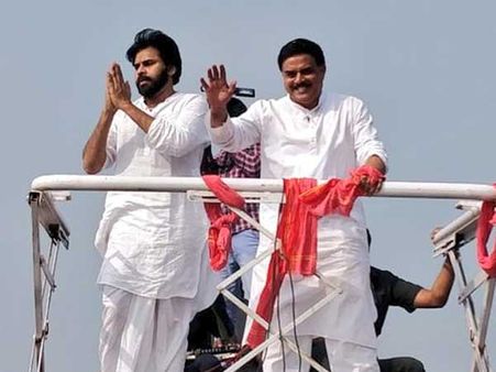 సంక్రాంతి సంబరాలు: పవన్ కళ్యాణ్‌కు వేలాది మంది ఘన స్వాగతం