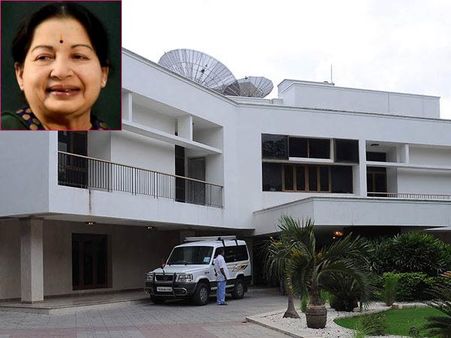 జయలలిత పోయెస్ గార్డెన్ ఇల్లుతో సహ ఆస్తులు అటాచ్: హైకోర్టులో ఐటీ శాఖ అధికారులు, వడ్డీతో సహ!