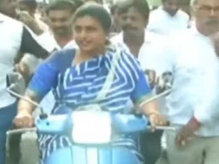 బ్రాహ్మణిని లాగి: చంద్రబాబుపై రోజా ఘాటు వ్యాఖ్యలు, రోడ్డుపై రోజా బైక్ డ్రైవింగ్