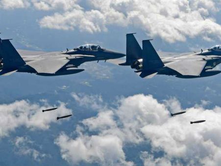 మధ్యాకాశంలో రెండు యుద్ధ విమానాలు ఢీ.. పైలట్ల పరిస్థితి ఏంటో తెలుసా..?