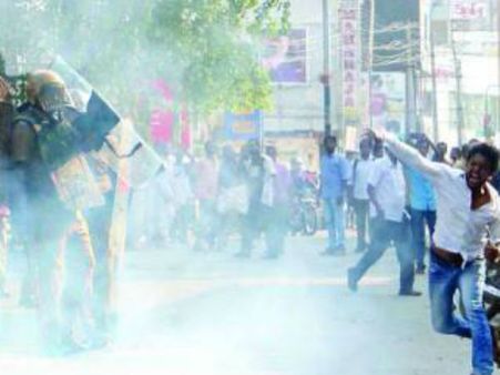 శబరిమల నిరసనలు: రాళ్లు రువ్వడంత ఒకరు మృతి.. ఇద్దరిని అదుపులోకి తీసుకున్న పోలీసులు