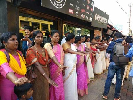 శబరిమల ఇష్యూ: భక్తులకు కౌంటర్‌గా 620 కి.మీ. మహిళల మానవ హారం
