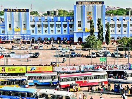 సికింద్రాబాద్ రైల్వే స్టేషన్లో బ‌య‌ట‌ బాగోతం..! పార్కింగ్ పేరుతో నొక్కేస్తున్న కేటుగాళ్లు..!!