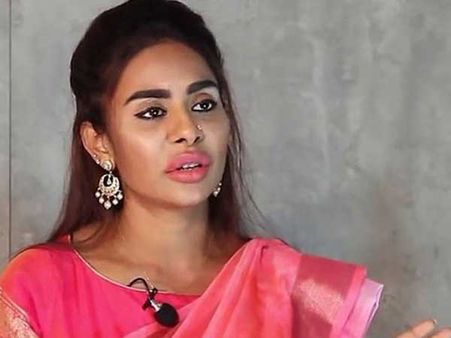 చిరంజీవి కంటే జగన్ సీనియర్, ఫ్యాన్స్ ఏకమైతే అంతే: పవన్ కళ్యాణ్‌కు శ్రీరెడ్డి వార్నింగ్