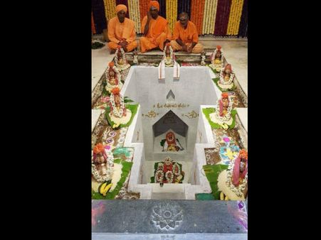 నడిచే దేవుడికి కన్నీటి వీడ్కోలు, భారతరత్న ఇవ్వాలని డిమాండ్, లక్షల మంది హాజరు !