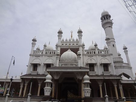 శబరిమలలోకి వెళ్లనిస్తారు కానీ: వావర్ మసీదులోకి వెళ్లేందుకు మహిళల ప్రయత్నం