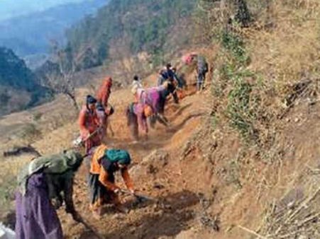 19 ఏళ్లు వేచి చూశారు.. లాభంలేదని, గ్రామస్థులే కొండపై నుంచి రోడ్డేసుకున్నారు