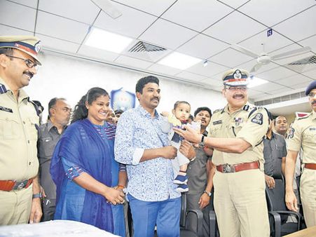 2 నెలల పాపకు పాలిచ్చి ఆకలి తీర్చిన లేడీ పోలీస్