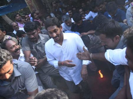 జ‌గ‌న్ అలా..కార్య‌కర్త‌లు ఇలా : ఎక్క‌డ లోపం : వైసిపి లో ఇదే చ‌ర్చ‌..!