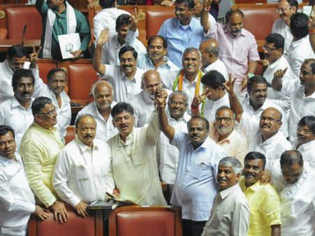 ఆరు మంది అసమ్మతి కాంగ్రెస్ ఎమ్మెల్యేలు బడ్జెట్ సమావేశాలకు డుమ్మా, సీఎంకు చుక్కలు చూపించాలి!