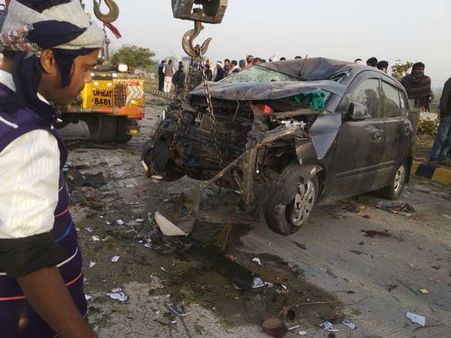 రోడ్డుప్ర‌మాదంలో ఐపీఎస్ అధికారి త‌ల్లిదండ్రులు దుర్మ‌ర‌ణం: అనుమానాలెన్నో!