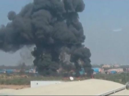 బెంగళూరులో కుప్పకూలిన యుద్ధ విమానం...ఇద్దరు పైలట్లు మృతి