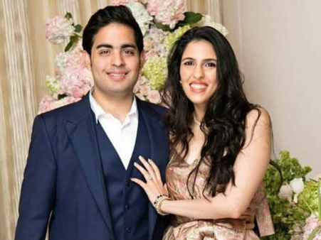 ఫాల్గుని గానం .. అంబానీల స్టెప్పులు ... ఆకాశ్- శ్లోకా పెళ్లి వేడుకలో జోష్