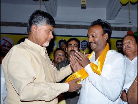 అసంతృప్త తోట త్రిమూర్తులు, కాపు నేతలతో ఆమంచి భేటీ: జనసేన వైపు వీరిద్దరు వెళ్తారా?