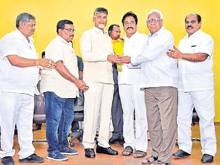 ఏపి ఉద్యోగుల సాయం 30 కోట్లు : అమ‌ర జ‌వాన్ల‌కు అండ‌గా ...!