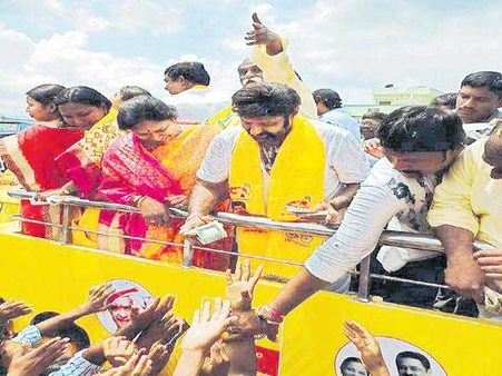 బాల‌కృష్ణ‌కు హైకోర్టు నోటీసులు : ఓట‌ర్లకు డ‌బ్బు పంచిన వ్య‌వ‌హారం ..!