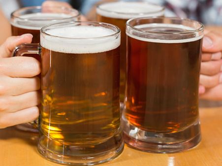 ఇక బీర్ల స్థానంలో లిక్క‌ర్..! బీర్ బాబులను బేర్ మ‌నిపిస్తున్న అబ్కారి నిర్ణ‌యం..!