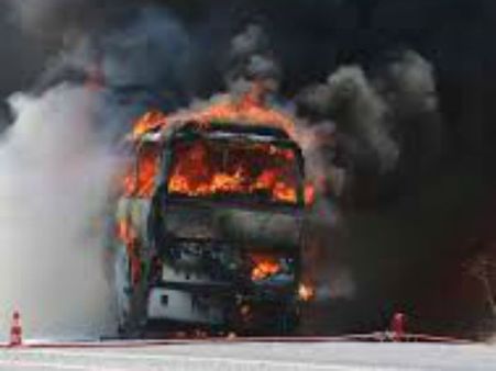 కదులుతున్న బస్సులో మంటలు .. డ్రైవర్ అలర్ట్ తో తప్పిన ప్రమాదం