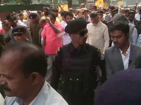 హ‌స్తిన వీధుల్లో హోదా నినాదం: రెండు కిలో మీట‌ర్లు బాబు ర్యాలీ : అనుస‌రిస్తున్న నేత‌లు..