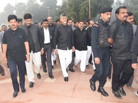 ఢిల్లీ వీధులో సీయం టీం మార్చ్ : రాష్ట్రప‌తికి నివేద‌న : 11 మందితో బృందం..!