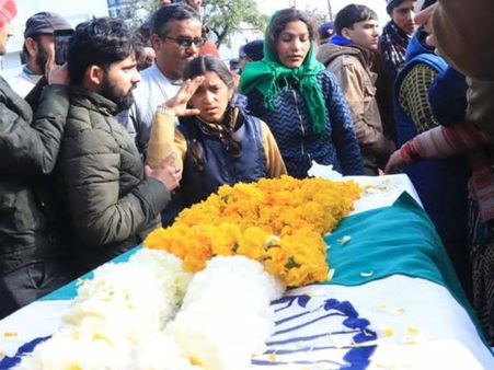 పుల్వామా ఉగ్రదాడి : కన్నీటిని దిగమింగి.. కన్నతండ్రికి సెల్యూట్‌