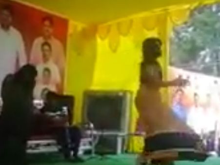 వీడియో వైరల్ : హవ్వా... ప్రభుత్వ కార్యక్రమంలో రికార్డింగ్ డాన్సులా ..?