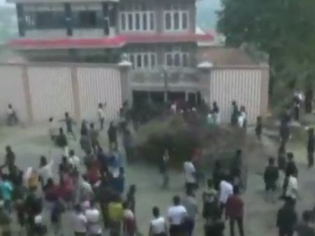 ఉప ముఖ్య‌మంత్రి బంగ‌ళాకు నిప్పు పెట్టిన ఆందోళ‌న‌కారులుః పోలీస్ క‌మిష‌నర్ ఇంటికి కూడా