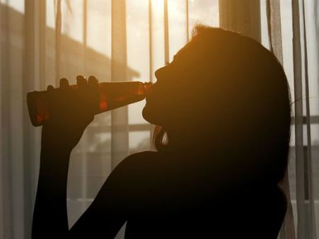 తాగి బడికొచ్చిన తొమ్మిదో తరగతి బాలికలు.. ఏం చేశారో తెలుసా