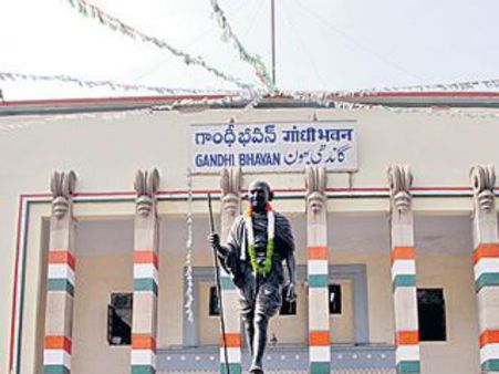 గాంధీ భ‌వ‌న్ లో ర‌గిలిన విద్వేషాలు..! కార్య‌క‌ర్త‌ల మ‌ద్య భీక‌ర పోరు..!!