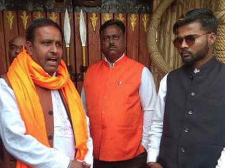 ప్రేమికులరోజున ప్రేమజంటలకు హిందూ సంఘం బంపరాఫర్