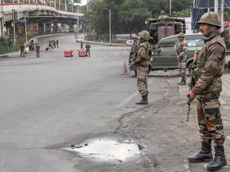 సరిహద్దుల్లో జాతీయ రహదారులు మూసివేత.. ఆధీనంలోకి తీసుకున్న సైన్యం..