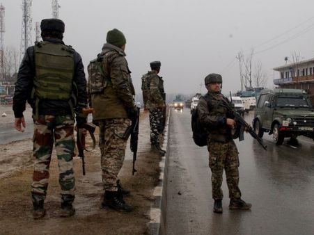 పుల్వామా దాడులతో ప్రభుత్వం అలర్ట్: జవాన్లు విమాన ప్రయాణానికి గ్రీన్ సిగ్నల్